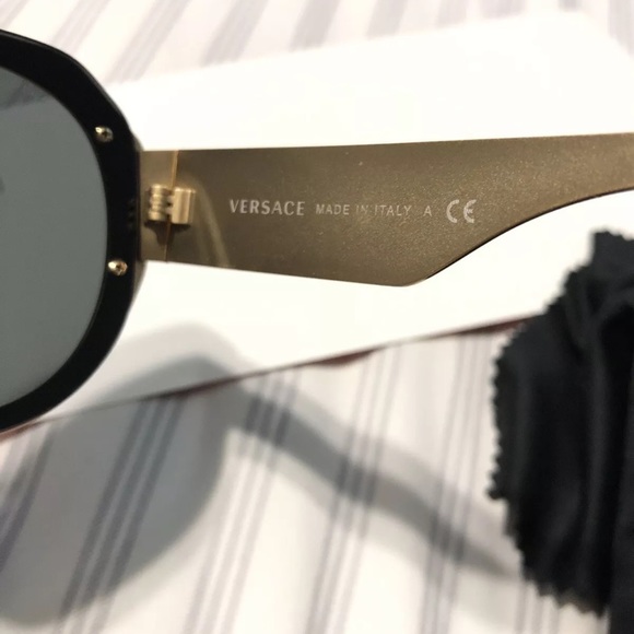 Versace - Picture 7 of 12